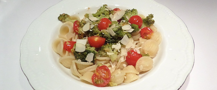 Orecchiette con broccoli, pomodorini e mandorle