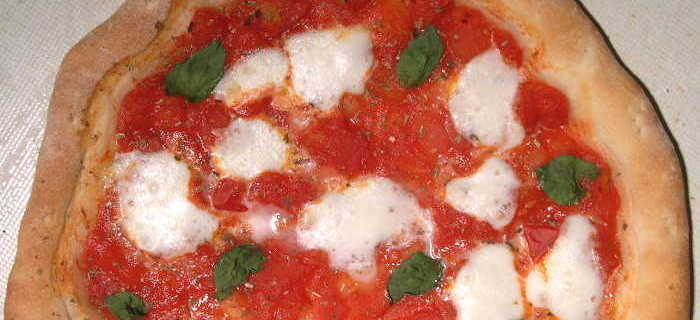 pizza margherita con il cornicione ripieno
