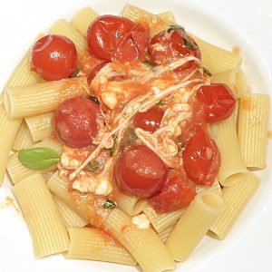 Rigatoni con salsa di pomodorini e mozzarella