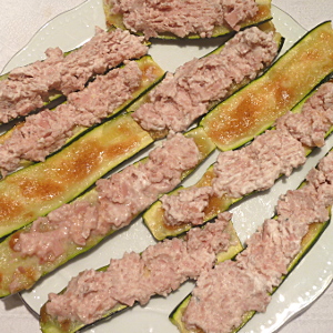 Zucchini con mousse di mortadella sind ein Antipasto aus der Emilia-Romagna, der von dem Kontrast zwischen frischer, wenig strenger Zucchini und würzigem Mortadella-Mousse lebt.