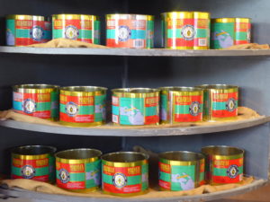 Konserven mit mariniertem Aal