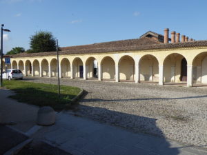 Das Museum liegt an einem Loggiengang. Die Schornsteine sind die des Feuersaals.