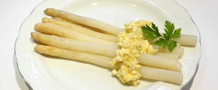 asparagi con salsa mimosa