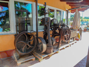 Außenansicht mit Maschinen   -   © Museum (G. Lugo)