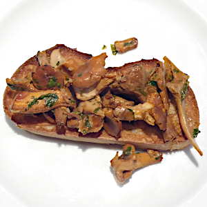 Crostini ai cantarelli trifolati