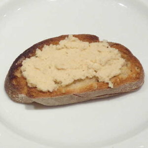 Crostini alla salsa di pinoli