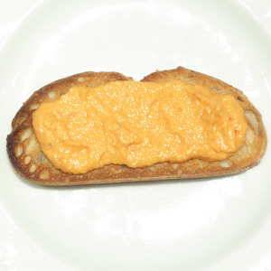 Crostini con crema di peperoni e mandorle