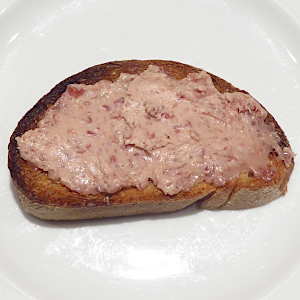 Crostini con mousse di bresaola