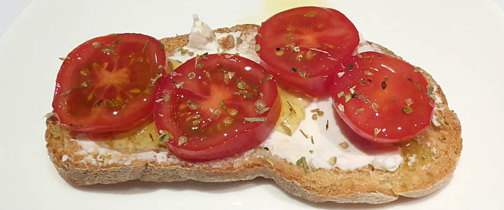 crostini con pomodori e ricotta forte