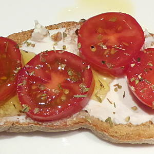crostini con pomodori e ricotta forte