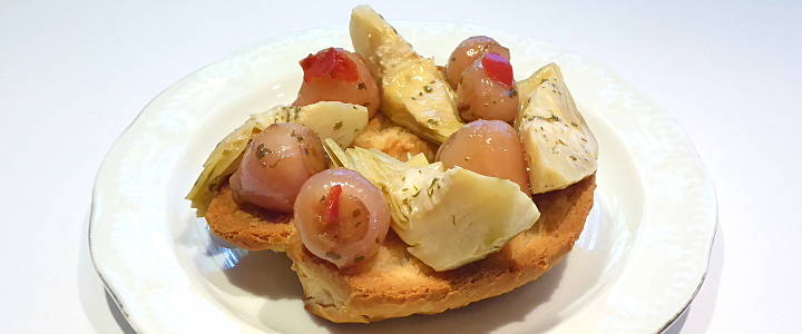 Frisella ai carciofi e lampascioni