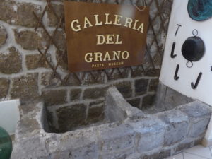 Waschtrog, in dem früher das Korn gewaschen wurde.