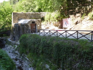 Im nahen Tal der Mühlen (Valle dei Mulini) kann man noch heute die Überreste von 15 Mühlen besichtigen. Die Mühle Porta Castello di Sopra wurde 1616 erbaut.