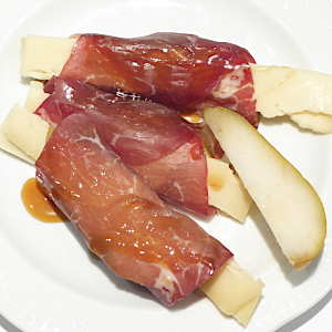 Involtini di mocetta e pere