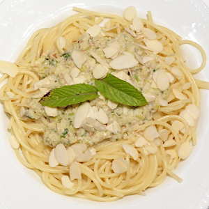 Linguine al pesto di zucchine e mandorle