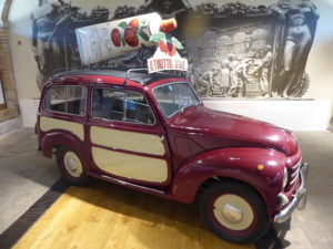 FIAT-Topolino aus dem Jahr 1954 mit Werbeaufbau für die Firma Mutti