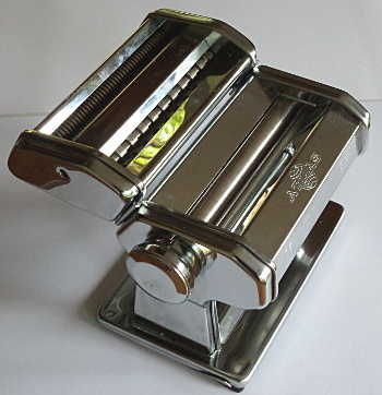 Walz- und Schneidemaschine mit Walze (vorn-rechts) und Schneidwerkzeug (hinten-links)