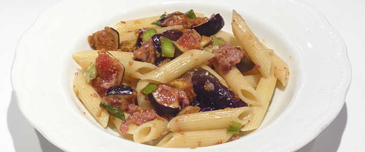 Penne con fichi e salsiccia