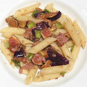 Penne con fichi e salsiccia