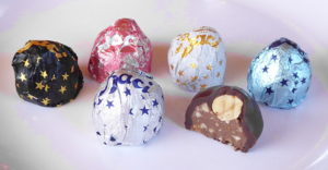 Die klassischen Baci (vorn Dunkelblau auf Silber bzw. halbiert) und Produktvarianten.