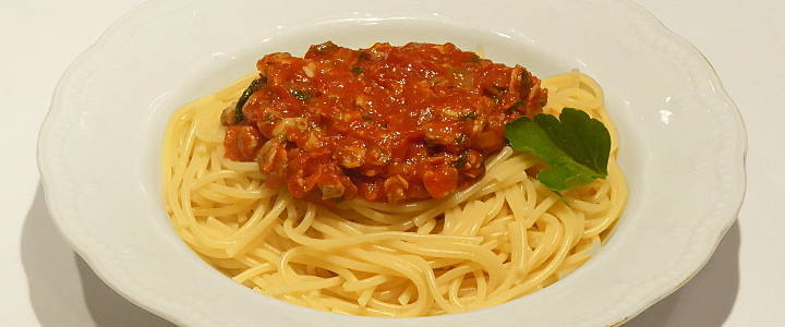 Spaghetti con le vongole in rosso