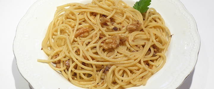 Spaghetti con noci e alici